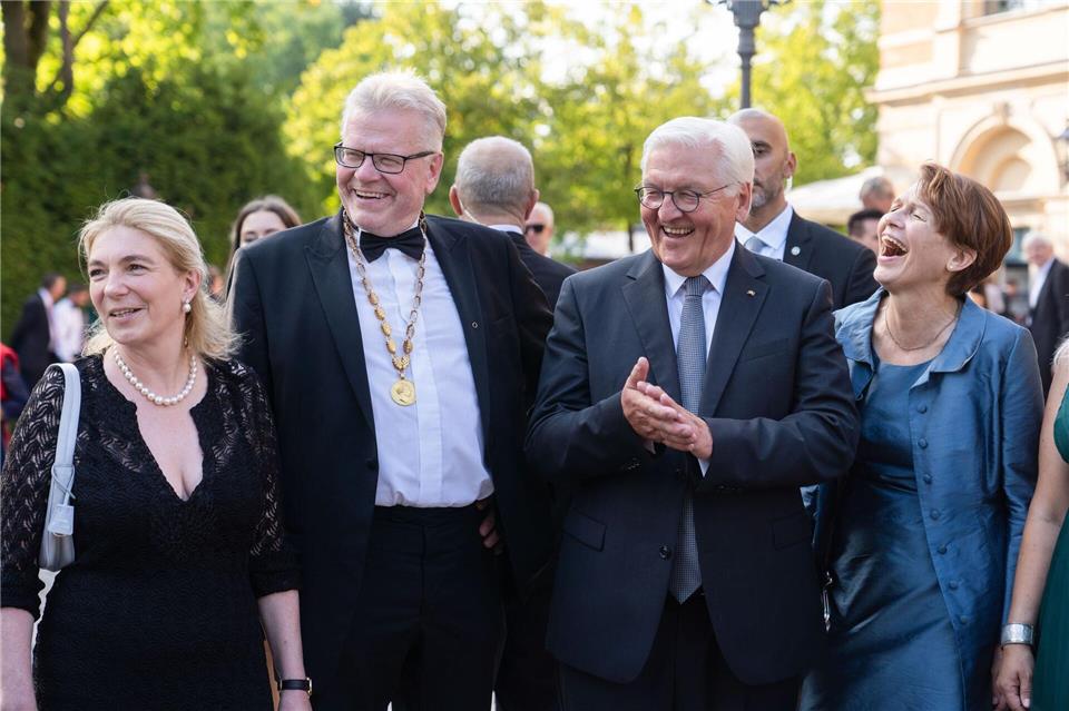 Der Bayreuther OB Ebersberger (2. v. l.) wird bei den Festspielen stets mit hochrangigen Politikern und Prominenten fotografiert - hier mit Bundespräsident Steinmeier (2. v. r.). (Archivbild)Nicolas Armer/dpa