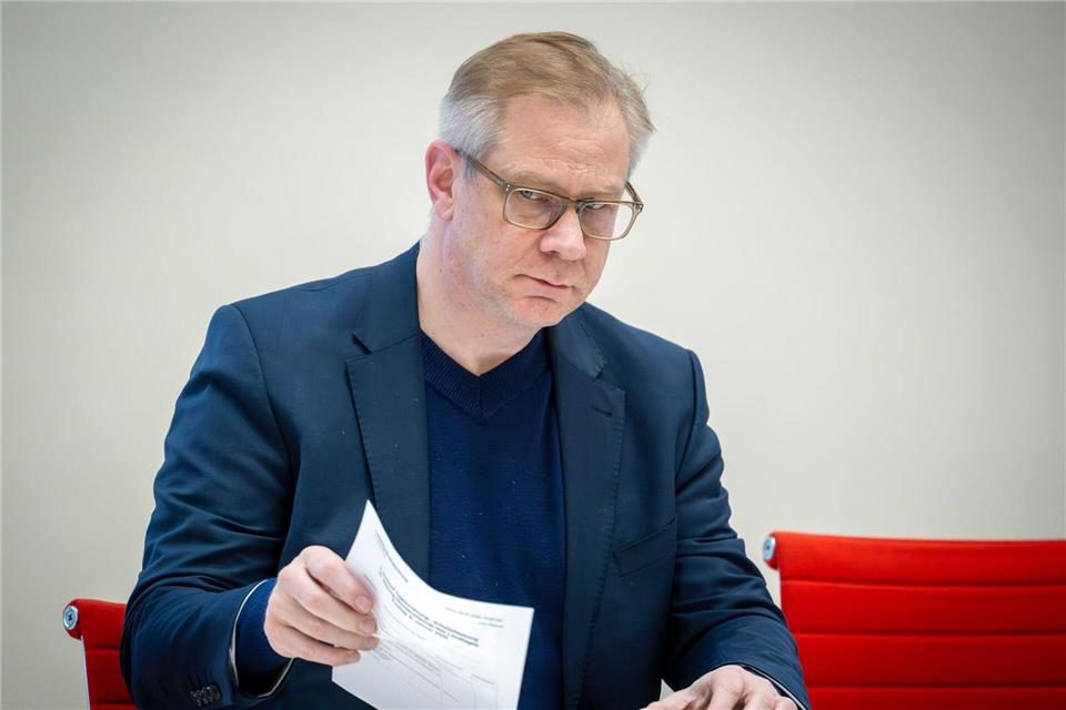 Der Beauftragte gegen Antisemitismus des Landes Brandenburg, Andreas Büttner, hatte 2023 eine Firma mit zwei Bekannten gegründet. Jetzt gibt es dazu eine Prüfung der Landtagverwaltung, weil Beamte für bestimmte Nebentätigkeiten einen Genehmigung brauchen. (Archivbild)Soeren Stache/dpa