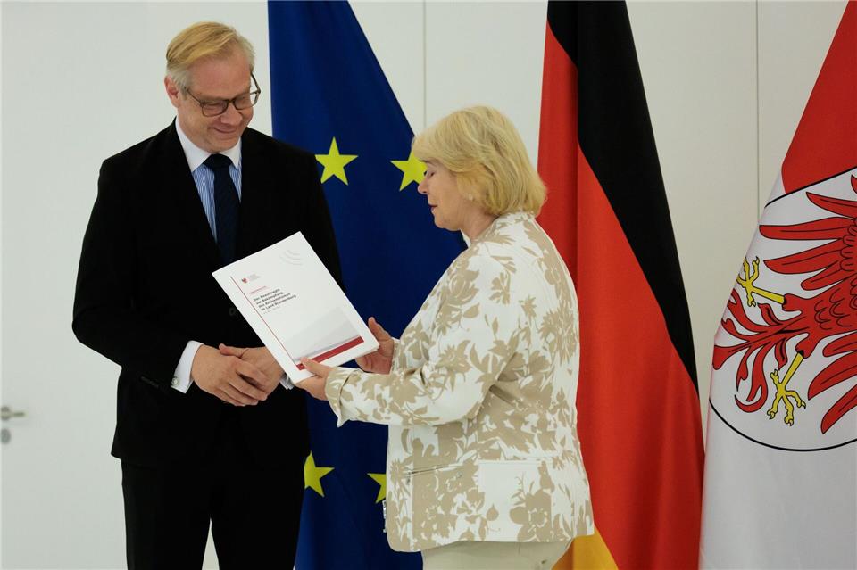 Der Beauftragte zur Bekämpfung des Antisemitismus, Andreas Büttner, übergibt den ersten Tätigkeitsbericht an Landtagspräsidentin Ulrike Liedtke. Carsten Koall/dpa