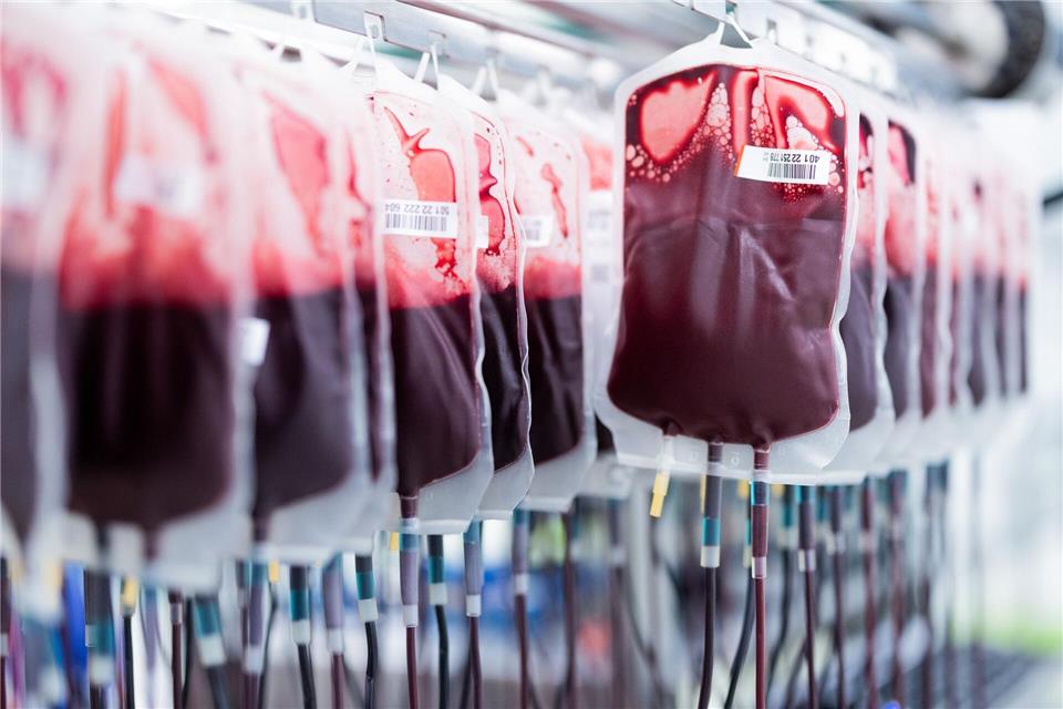 Der Bedarf an Blutspenden ebbt nicht ab. (Symbolbild)Rolf Vennenbernd/dpa