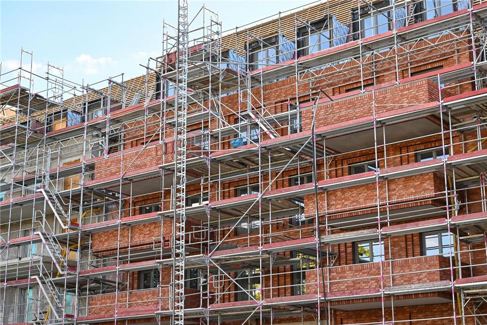 Der Bedarf an bezahlbarem Wohnraum bleibt auch in Brandenburg groß. (Symbolbild) Patrick Pleul/dpa