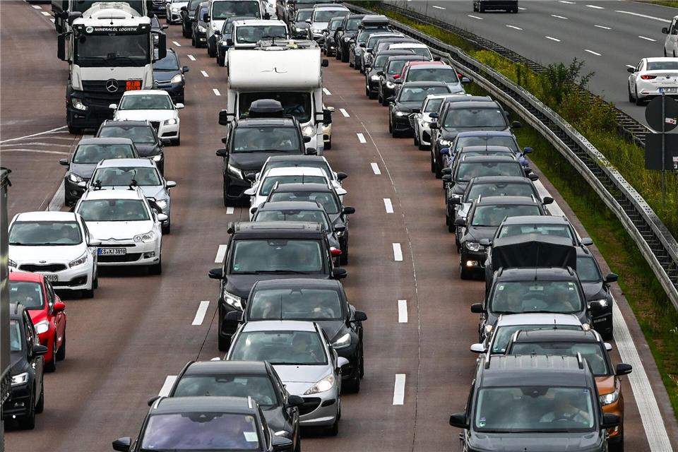 Der Beginn der Herbstferien führt zu langen Staus auf den Autobahnen rund um Hamburg. (Symbolbild).Heiko Rebsch/dpa