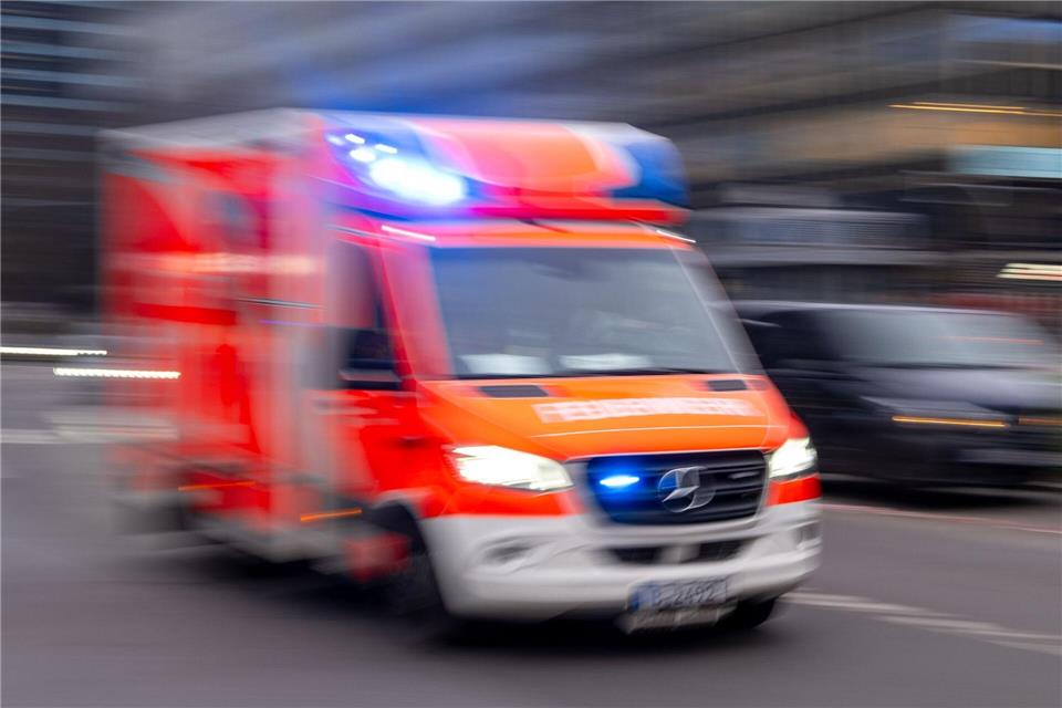 Der Beifahrer der 73-Jährigen wurde schwer verletzt ins Krankenhaus gebracht. (Symbolbild)Monika Skolimowska/dpa
