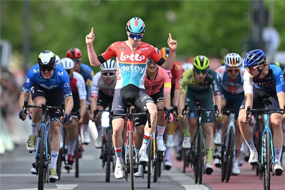 Der Belgier Maxim van Gils (M) geht als Titelverteidiger an den Start.Arne Dedert/dpa