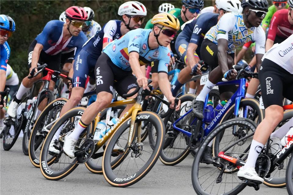 Der Belgier Remco Evenepoel (Mitte) in Aktion.Jerome Delay/AP/dpa