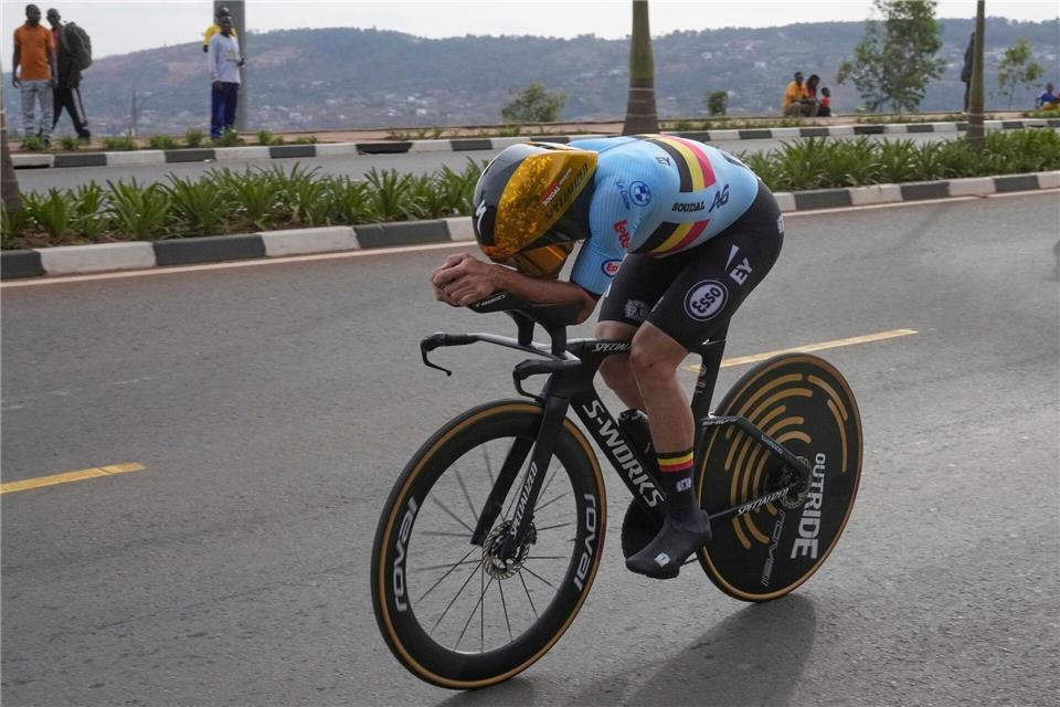 Der Belgier Remco Evenepoel beim Einzelzeitfahren der WM in Ruanda. Jerome Delay/AP/dpa