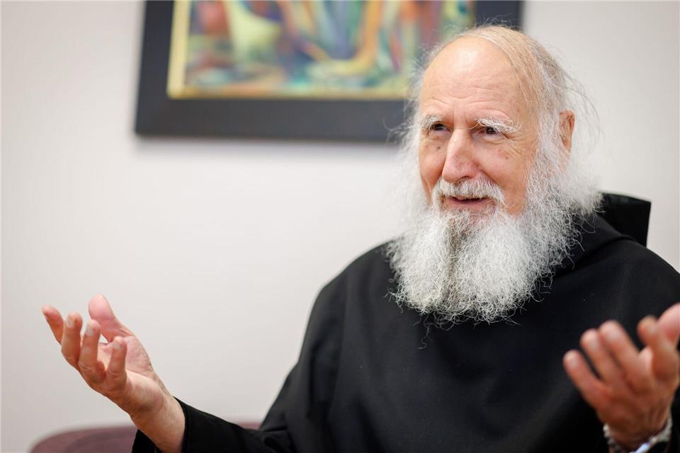 Der Benediktinermönch Anselm Grün wird 80 Jahre alt. Bekannt geworden ist er vor allem durch seine Bücher und Medienauftritte. Derzeit arbeitet er an einem Buch über Hoffnung. Daniel Karmann/dpa