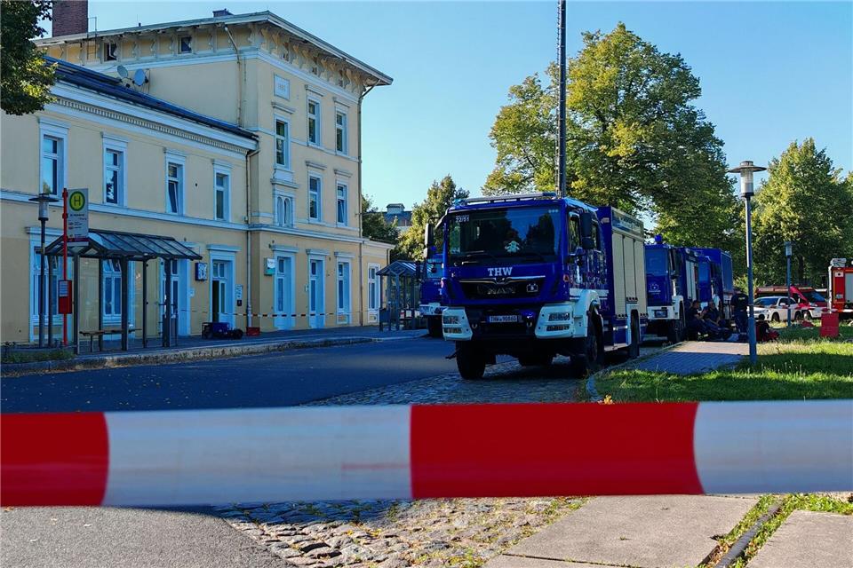 Riss im Mauerwerk: Bahnhof Ratzeburg gesichert  Der Bereich um das Bahnhofsgebäude in Ratzeburg wurde bereits am Dienstag abgesperrt.Carsten Neff/dpa
