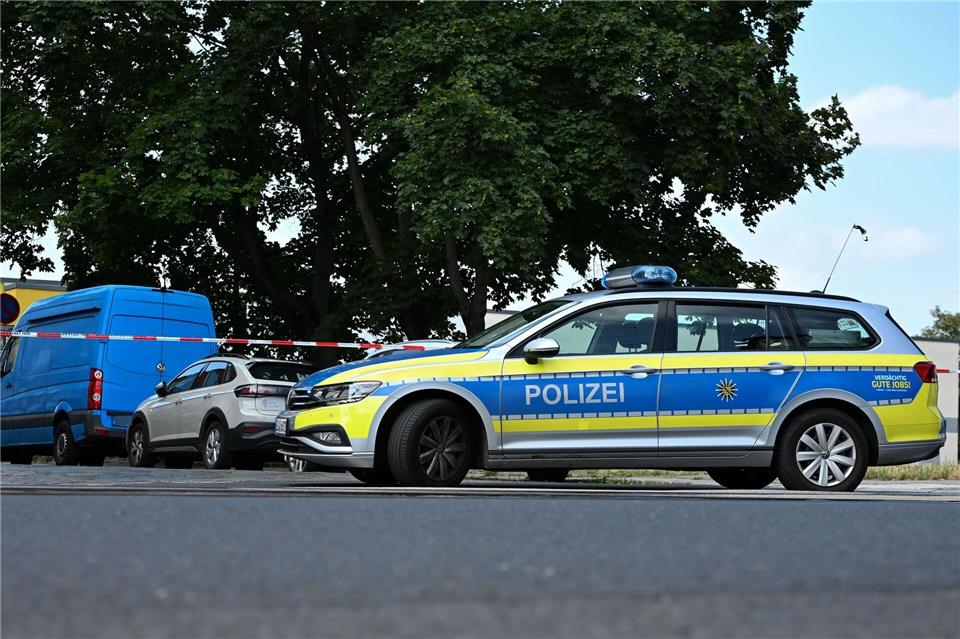 Der Bereich um den Tatort wurde abgesperrt.Katharina Kausche/dpa