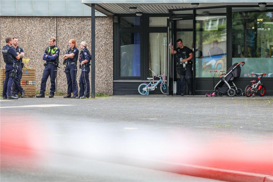 Der Bereich um den Tatort wurde weiträumig abgesperrt. Christoph Reichwein/dpa