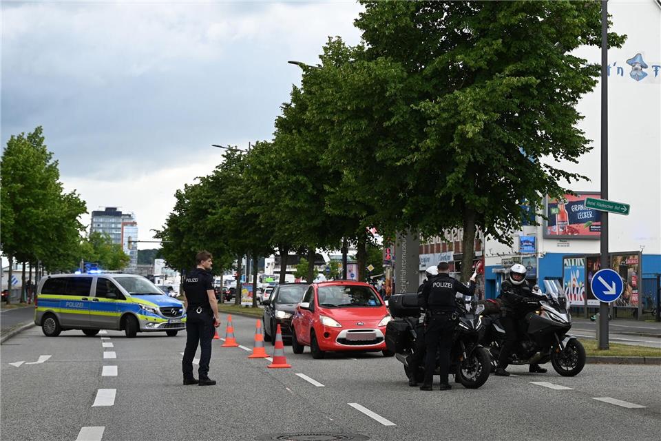 Der Bereich vor dem Ostseekai wurde gesperrt.Katrin Luxenburger/dpa