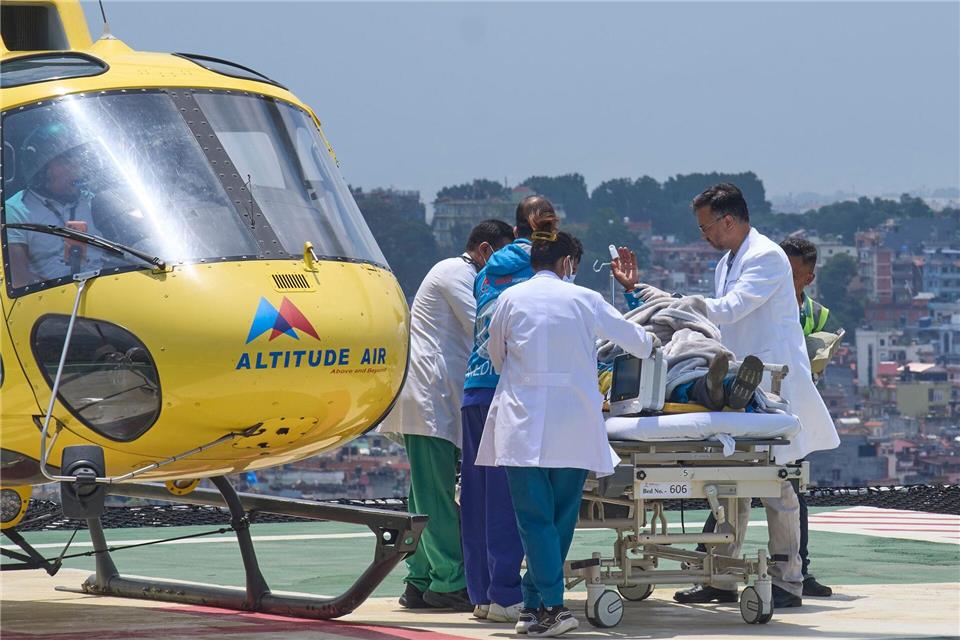 Der Bergführer wurde nach seiner Rettung in ein Krankenhaus gebracht.  Niranjan Shrestha/AP/dpa
