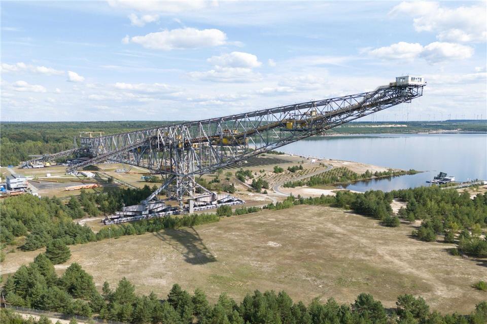Der Bergheider See besticht durch die eindrucksvolle Kulisse des Besucherbergwerks F60. (Archivbild)Sebastian Kahnert/dpa