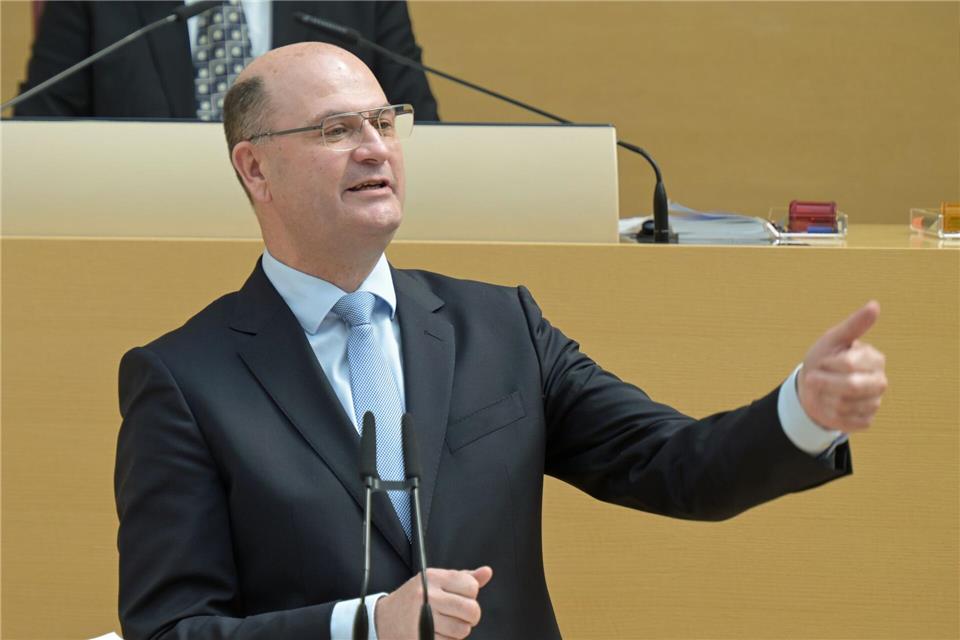 Der Berliner Aktionsplan gegen Steuerbetrug stößt bei Bayerns Finanzminister Füracker auf wenig Applaus. Er fordert eine Zusammenarbeit von Bund und Ländern auf Augenhöhe. (Archivbild)Malin Wunderlich/dpa