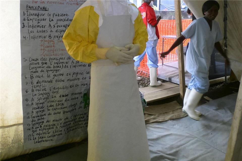 Der Berliner Arzt Maximilian Gertler bei einem Ebola-Einsatz für Ärzte ohne Grenzen (Handout)Medecins sans Frontieres/dpa