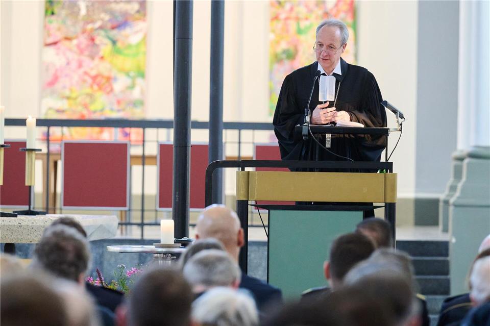 Der Berliner Bischof Christian Stäblein fordert mehr Beteiligung junger Menschen bei der Debatte um die Wehrpflicht. Annette Riedl/dpa