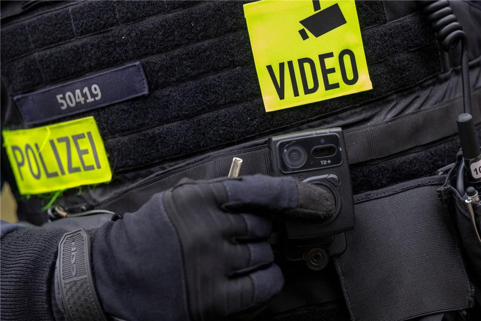 Der Berliner Bürger- und Polizeibeauftragte hat erfolglos vor Gericht die Herausgabe von Bodycam-Aufnahmen der Polizei verlangt. (Symbolbild)Monika Skolimowska/dpa