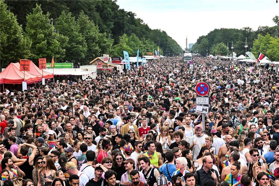 Der Berliner CSD beginnt in diesem Jahr bereits mit einer Demonstration am Vorabend der großen Parade. (Archivbild)Bernd von Jutrczenka/dpa