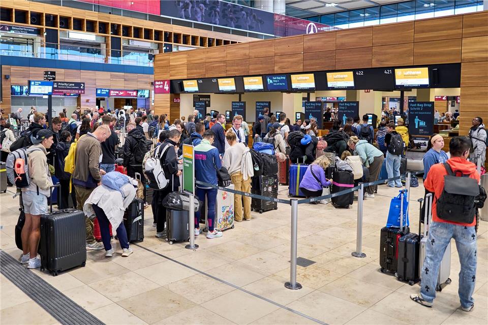 Der Berliner Flughafen wartet weiter auf die Wiederherstellung der Computertechnik zur Passagierabfertigung.Michael Ukas/dpa