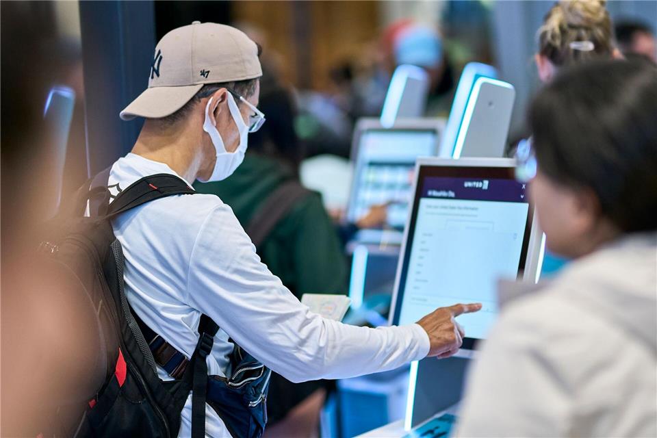 Der Berliner Flughafen wartet weiter auf die Wiederherstellung der Computertechnik zur Passagierabfertigung. Michael Ukas/dpa