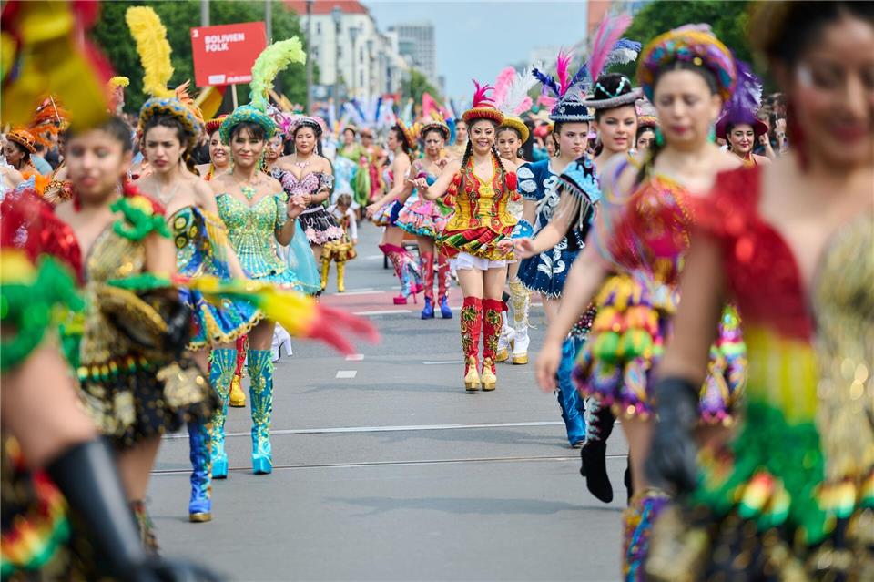 Der Berliner Karneval der Kulturen feiert seinen 30. Geburtstag. (Archivbild)Annette Riedl/dpa