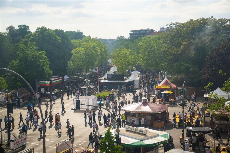 Der Berliner Karneval der Kulturen startet mit einem Straßenfest.Christophe Gateau/dpa