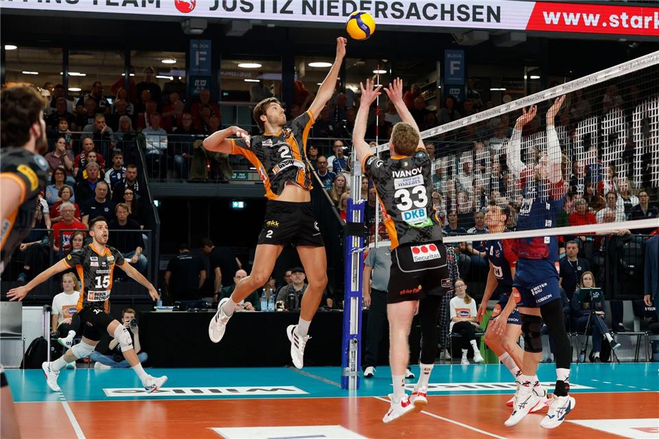 Der Berliner Matthew Knigge (M) verwertet einen Pass von Zuspieler Fedor Ivanov.Georg Wendt/dpa