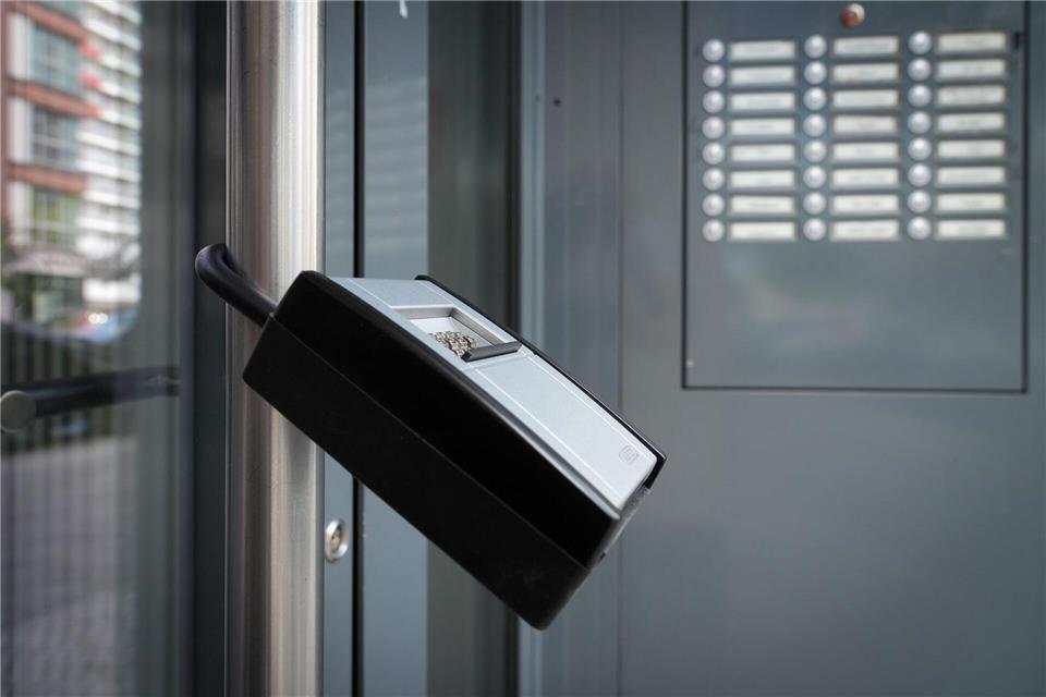 Übernachtungssteuer für private Anbieter gefordert  Der Berliner Mieterverein fordert eine bessere Kontrolle bei irregulär angebotenen Ferienwohnungen. (Archivbild)Soeren Stache/dpa