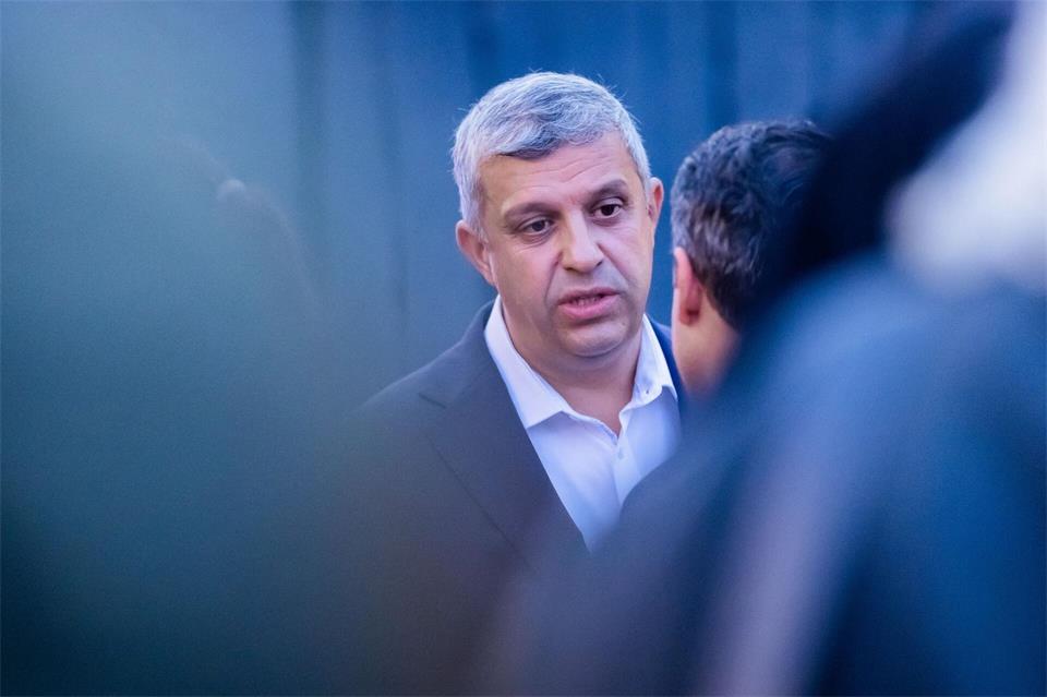 Der Berliner SPD-Fraktionsvorsitzende Saleh kritisiert die Positionierung seiner Partei in der Mitte. Christoph Soeder/dpa