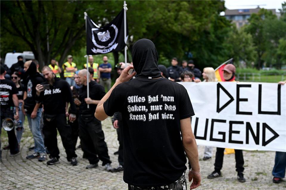 Der Berliner Verfassungsschutz stellt Zulauf für rechtsextreme Gruppen durch Jugendliche fest. (Archivbild)Bernd von Jutrczenka/dpa