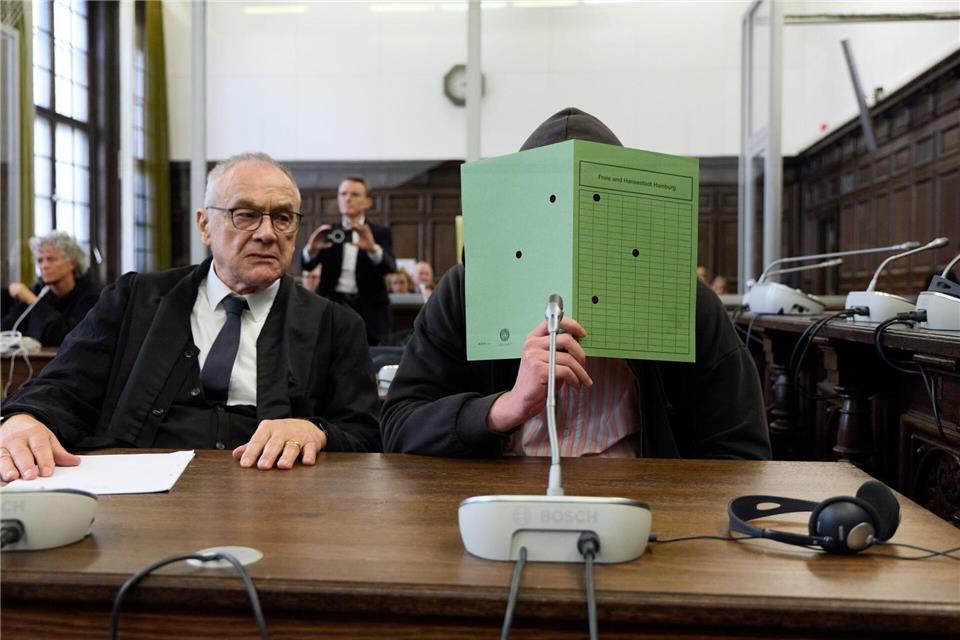 Der Beschuldigte hat nach Überzeugung des Landgerichts seine Mutter erstochen und seine Stiefmutter schwer verletzt.Georg Wendt/dpa