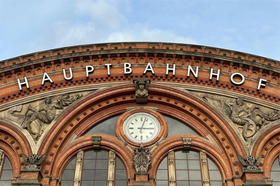 Der Beschuldigte soll in einem Parzellengebiet ein Haus angezündet haben. (Symbolbild) Steffen Trumpf/dpa
