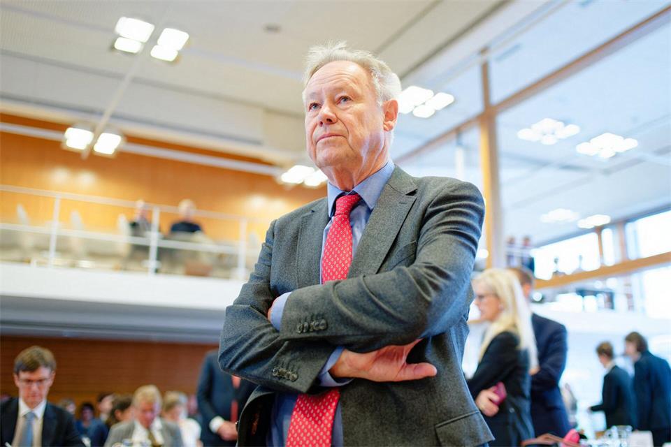 Der Beschwerdeführer sieht sich verfassungswidrig benachteiligt. Uwe Anspach/dpa