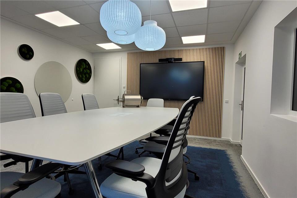 Der Besprechungsraum: Ort für Austausch, Information und Ideen mit Blick auf die Arbeit in der Messhalle.