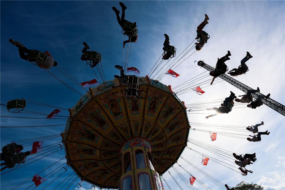 Der Besuch auf dem Rummel am Neckar-Ufer könnte sich - auch finanziell - für Familien besonders an den drei Familien-Mittwochstagen auszahlen.(Archiv) Christoph Schmidt/dpa
