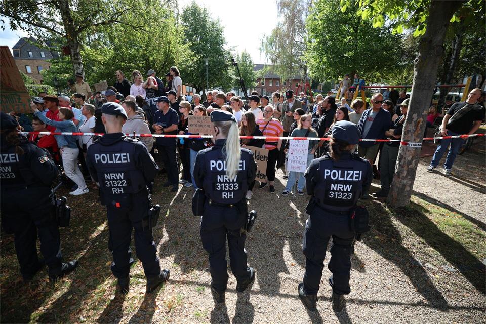 Der Besuch des Bundeskanzlers in Hürtgenwald wurde von Protesten begleitet. Christoph Reichwein/dpa