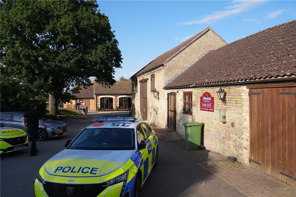 Der Besuch in einem britischen Zoo endet für einen Dreijährigen dramatisch: Ein Mann soll ihn in das Krokodilgehege geworfen haben, das Kind wird schwer verletzt. Joe Giddens/PA Wire/dpa