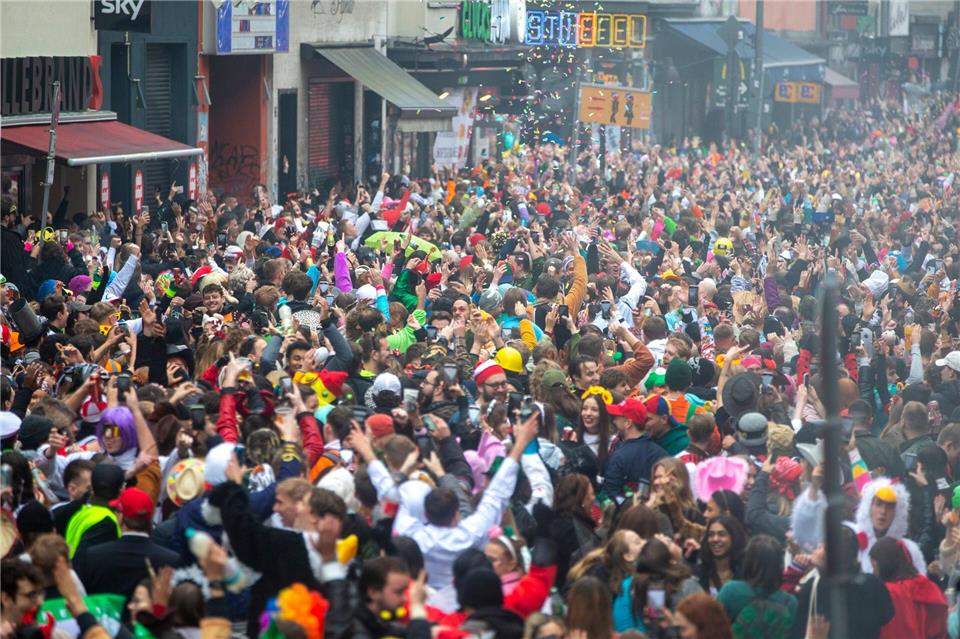 Polizei Köln gegen „gewaltverherrlichende Kostüme“ am 11.11.  Der Besucherandrang zum 11.11. in Köln ist für die Polizei jedes Jahr eine Herausforderung. (Archivbild)Thomas Banneyer/dpa