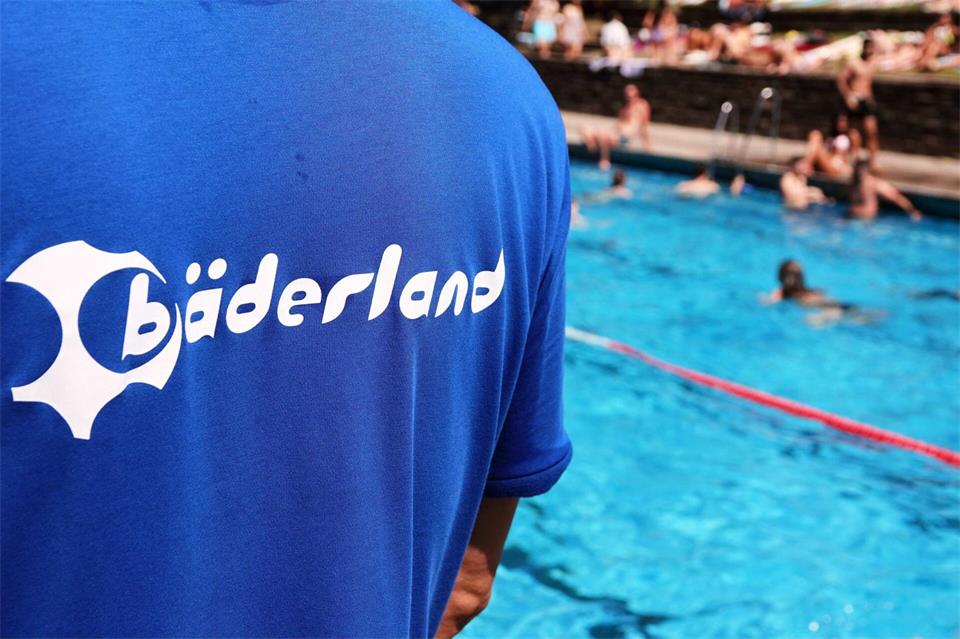 Der Betreiber Bäderland hat eine positive Sommerbilanz gezogen. (Archivbild)Julian Weber/dpa