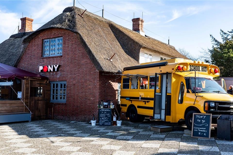 Schickeria-Schock auf Sylt - Rassismus-Eklat um Partyvideo Der Betreiber der Gaststätte „Pony“ im Zentrum von Kampen distanziert sich von den Vorfällen.