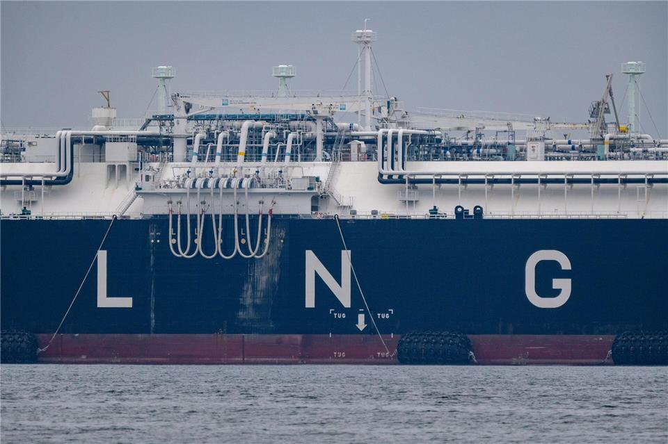 Der Betreiber des LNG-Terminals in Mukran auf Rügen haben wiederholt die Lärm-Richtwerte überschritten. (Archivbild)Stefan Sauer/dpa