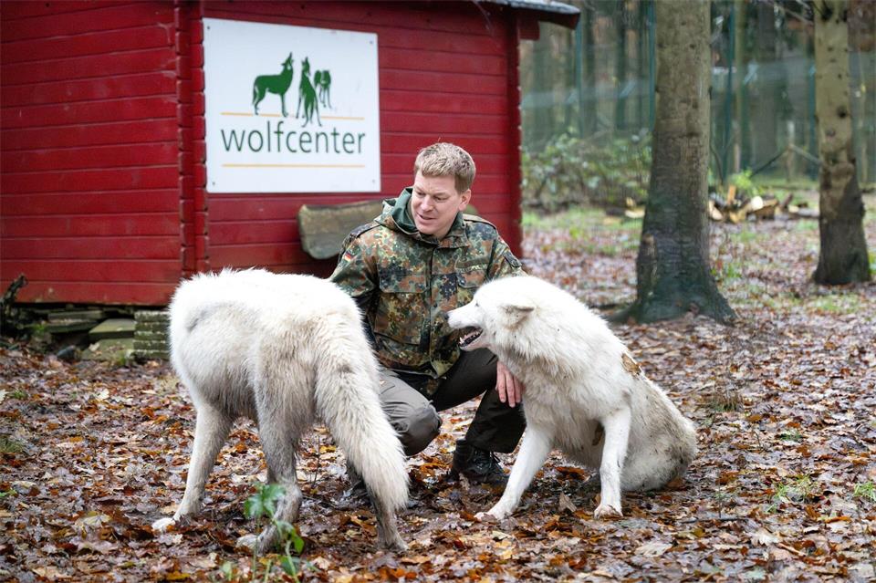 Der Betreiber des Wolfcenter Dörverden, Frank Faß, geht zu seinen Wölfen auch ins Gehege - für fremde Besucher ist das aber tabu. (Archivbild)Sina Schuldt/dpa