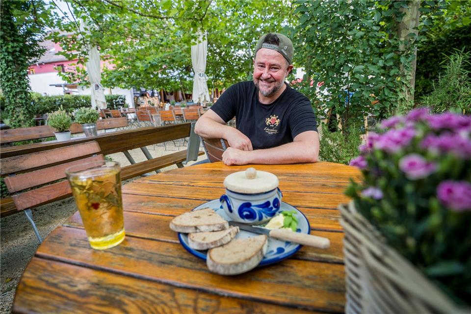 Der Betrieb von Torben Emmerich wurde im Juli 2026 vom hessischen Ministerpräsident als eines von Hessens besten Dorfgasthäusern ausgezeichnet. Andreas Arnold/dpa