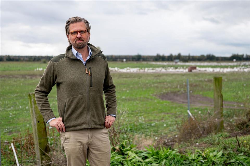 Kranich bringt Virus - Landwirt ringt mit Verlust der Gänse Der Betriebsleiter des Spargelhofs Kremmen, Malte Voigts, muss den Verlust seiner Gänseherde wegen der Vogelgrippe verkraften.Fabian Sommer/dpa