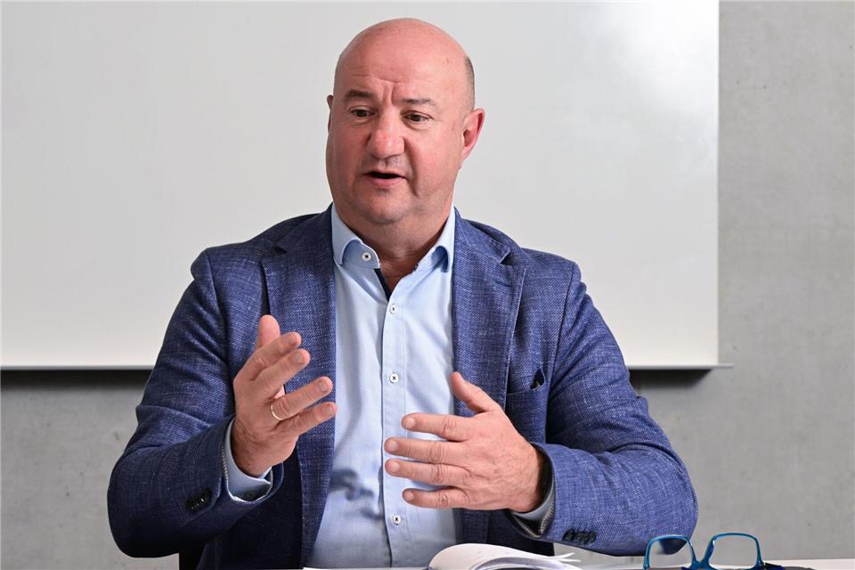 Der Betriebsratschef von Daimler warnt davor, den Fokus einseitig auf Einsparungen zu legen. (Foto Archiv)Bernd Wei�brod/dpa