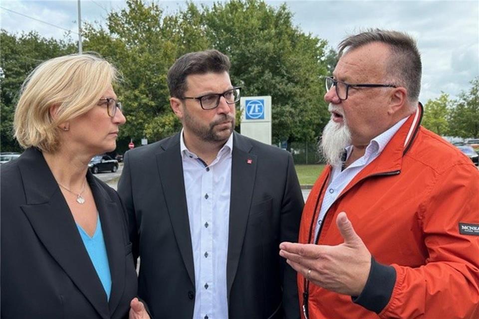 Betriebsräte fordern Perspektive für Autoindustrie Der Betriebsratsvorsitzende von ZF, Mario Kläs (r.) und der Erste Bevollmächtigte der IG Metall Saarbrücken, Patrick Selzer - hier mit Saar-Ministerpräsidentin Anke Rehlinger (SPD) vor einem Jahr - kämpfen um Arbeitsplätze in der Zuliefererindustrie. (Archivfoto) Katja Sponholz/dpa