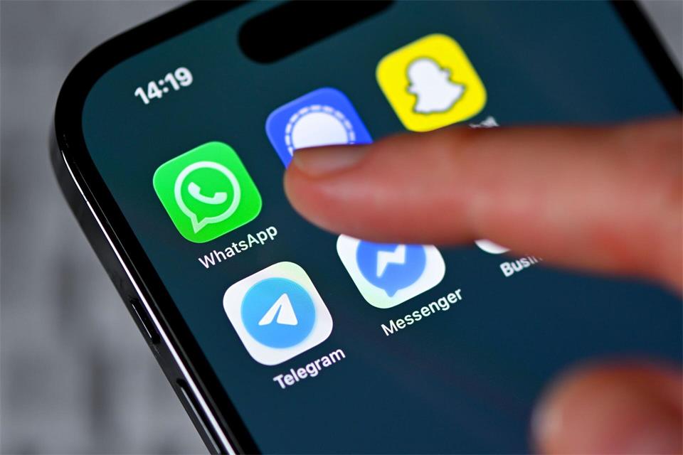 Der Betrüger kontaktierte die 52-Jährige über einen Messengerdienst. (Symbolbild)Sven Hoppe/dpa