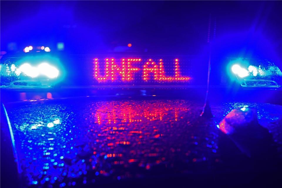 Der Betrunkene landete mit dem Auto in einem Bach. (Symbolbild)Stefan Puchner/dpa