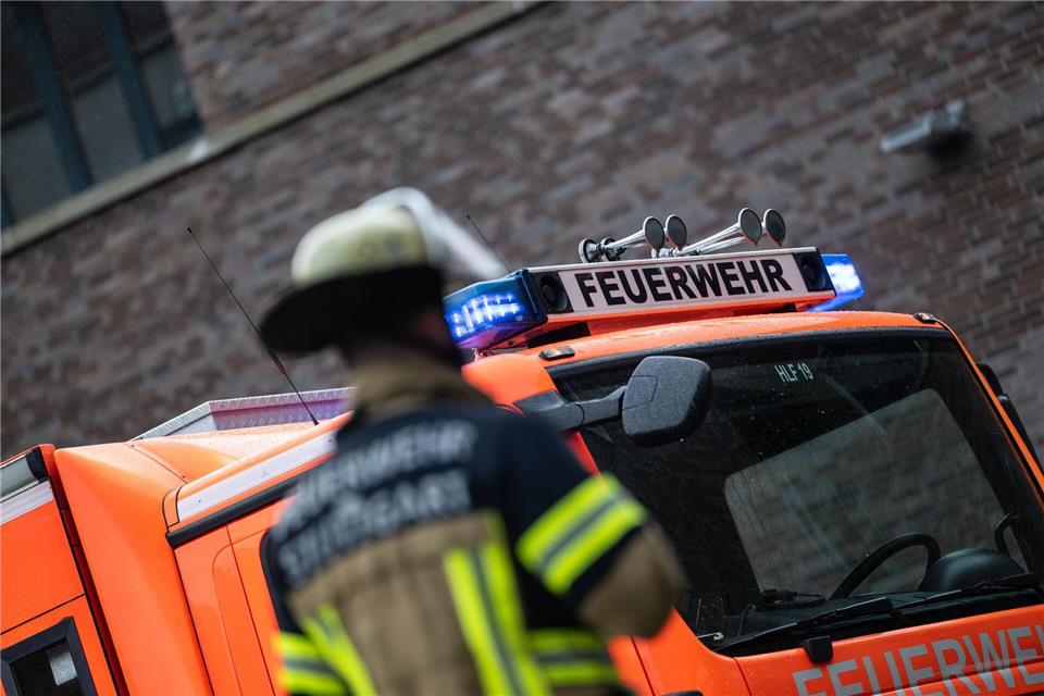 Der Bewohner kam mit einer Rauchvergiftung ins Krankenhaus. (Symbolbild)Marijan Murat/dpa