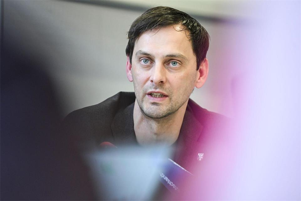 Der Bezirksbürgermeister von Neukölln Martin Hikel fordert ein Mitgliedervotum der SPD vor Aufnahme von Koalitionsverhandlungen mit der Linken. (Achivbild) Jens Kalaene/dpa